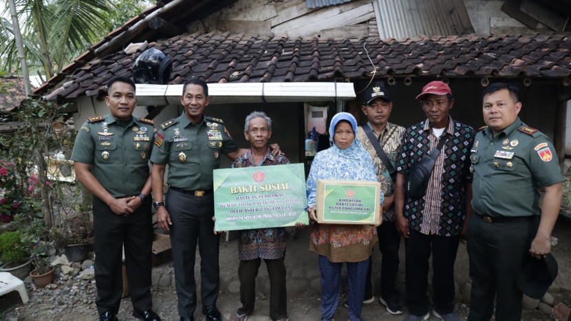 Aster Panglima TNI Mayjen Novi Helmy Prasetya bersama warga penerima bantuan di Pemalang. Sumber: Seputarmiliter.id