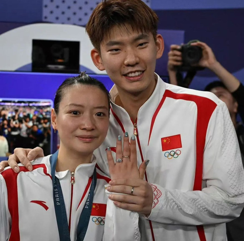 Pemain spesialis ganda putra Liu Yuchen melamar Huang Yaqiong setelah prosesi medali emas yang diraih Yaqiong bersama Zheng Siwei di ganda campuran. (Source: Instagram Zheng Siwei)