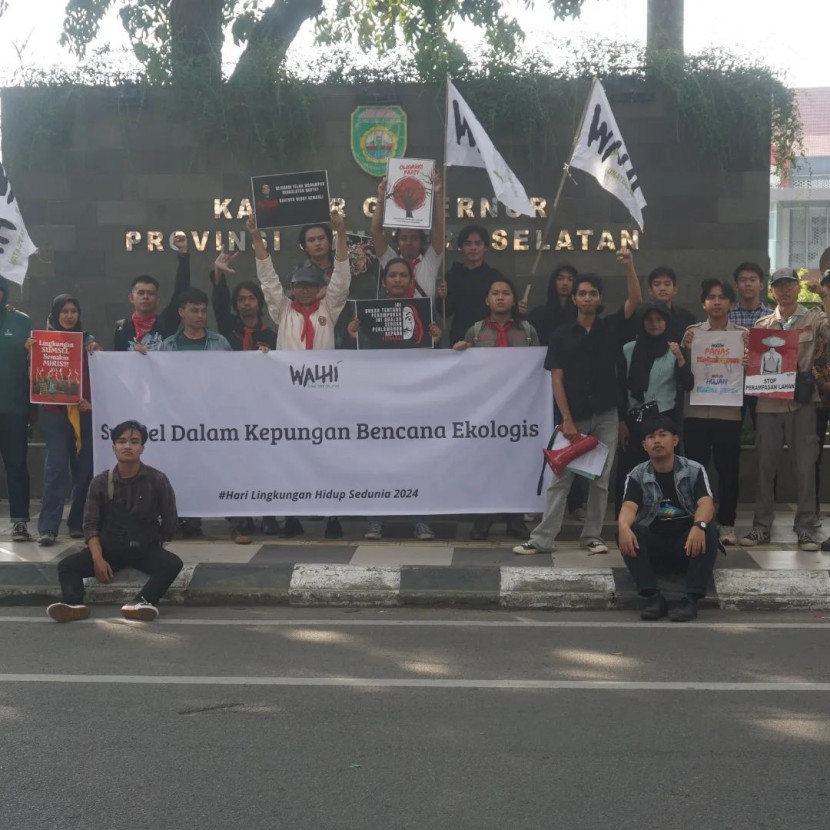 Aktivis lingkungan dan Walhi Sumsel unjuk rasa di depan Kantor Gubernur Sumsel. (FOTO: Instagram @walhisumsel)