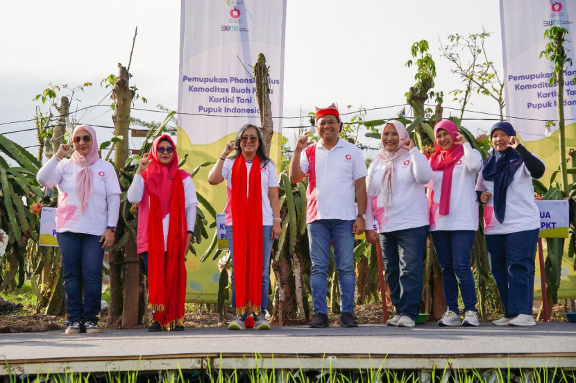 Direktur Pemasaran PT Pupuk Indonesia Tri Wahyudi Saleh dan Ketua PIKA-PI Tata Rahmad Pribadi pada Program Kartini Tani di Banyuwang. (FOTO: Humas Pupuk Indonesia)