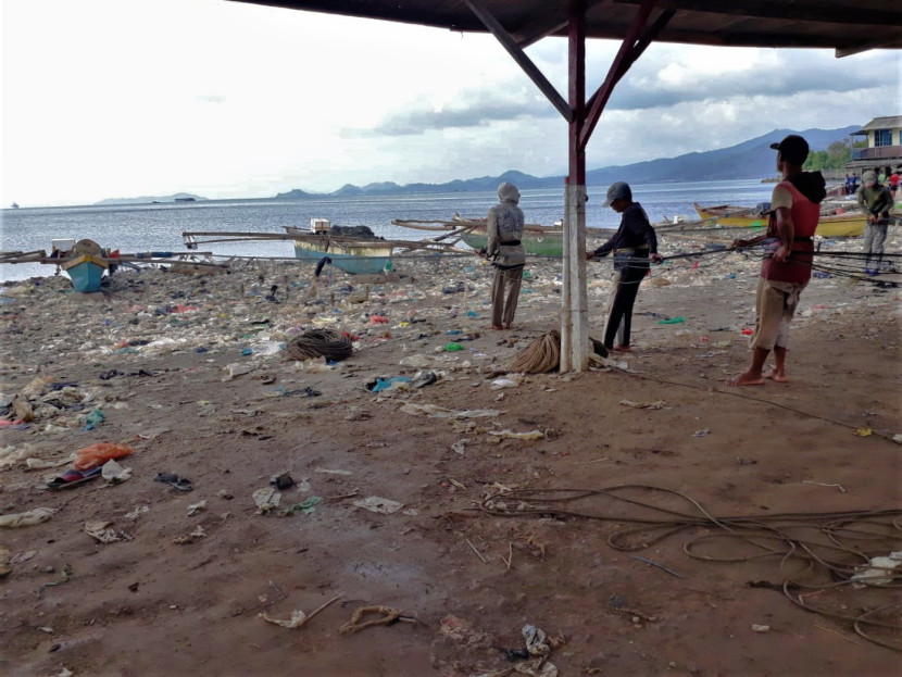 Beberapa nelayan Sukaraja, Bandar Lampung, sedang menarik tali jaring yang ditebar di tengah perairan Teluk Lampung, beberapa waktu lalu. (Foto: SumatraLink.id/Mursalin Yasland)