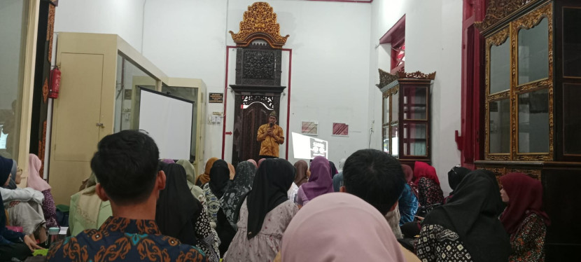 Sejarawan Kemas Ari nara sumber pada Kelas Bebaso Palembang yang diselenggarakan oleh Dinas Kebudayaan Kota Palembang selama 2 hari 3-4 Agustus 2024. (FOTO:D Oskandar)