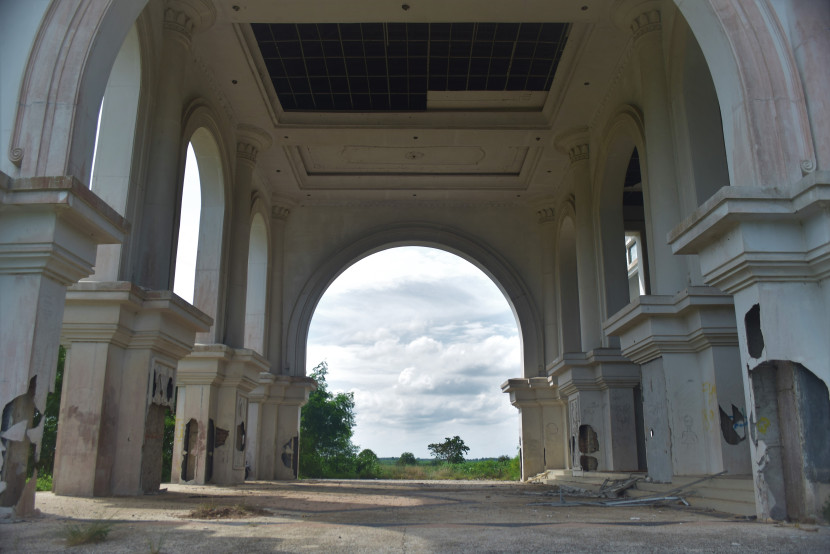 Teras calon Kantor Gubernur Lampung yang terbengkalai belasan tahun di Kotabaru, Jatiagung, Kabupaten Lampung Selatan.  (Foto: SumatraLink.id/Mursalin Yasland)