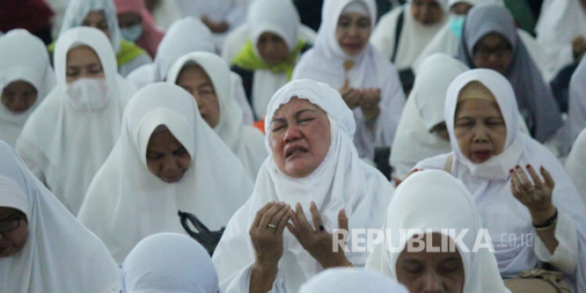 Berdoa dengan ketundukan dan harapan. 