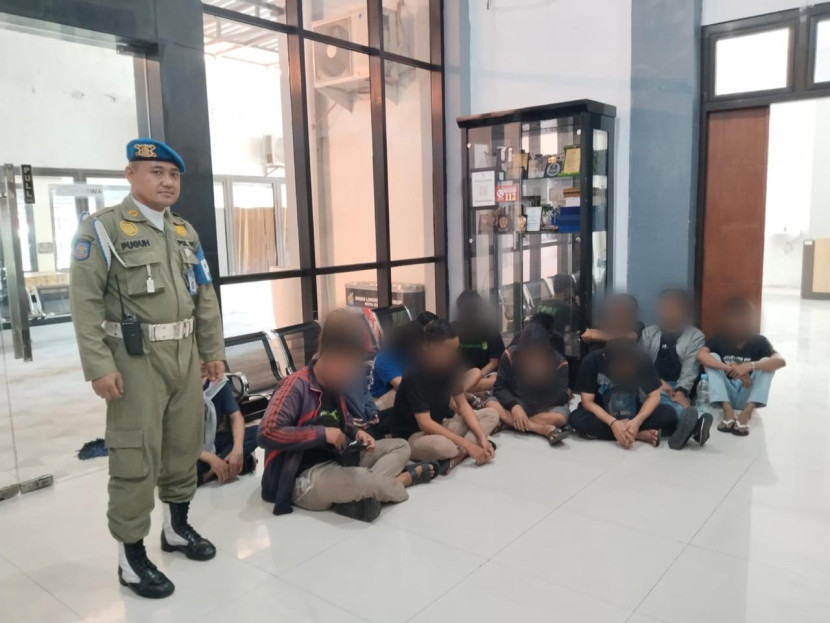 Satpol PP Surabaya mengamankan 13 orang yang kedapatan pesta minuman keras