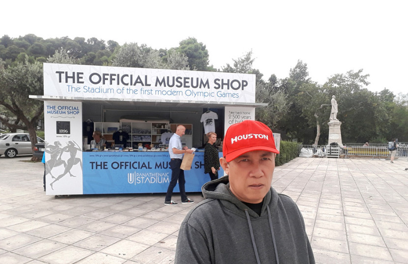 The official museum shop di pelataran depan stadion Panathenaic Stadium atau stadion Panathinaiko di Athena, Yunani. (FOTO: Safira Yasmin) 