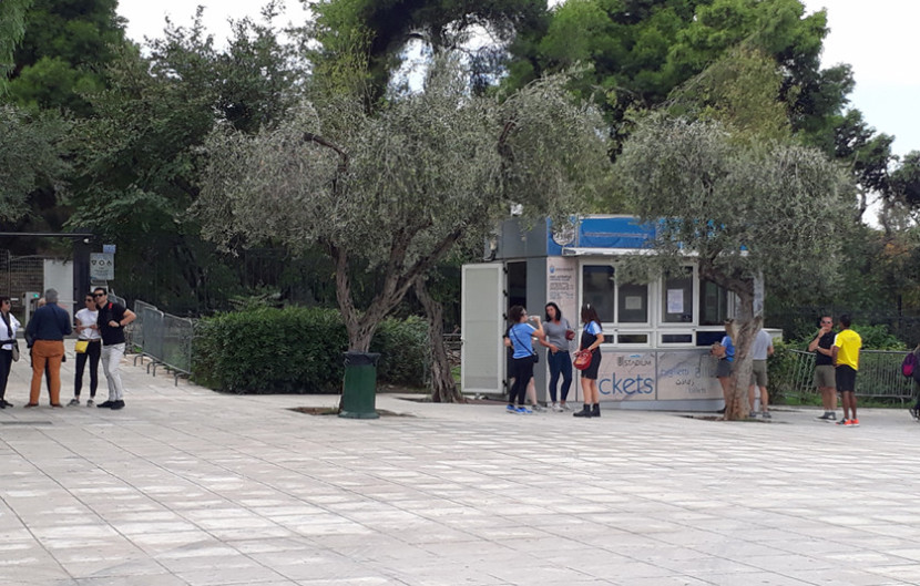 Tempat penjualan tiket masuk ke Panathenaic Stadium atau stadion Panathinaiko di Athena, Yunani. (FOTO: Maspril Aries) 