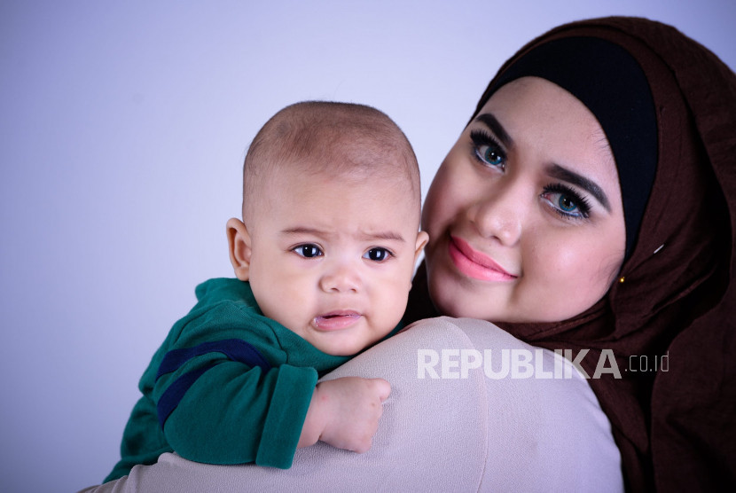 Ibu dan Anak. Menyusui anak tidak hanya dengan cara langsung, tetapi bisa melalui dot setelah ibu memompa ASI secara manual. Sumber:Republika