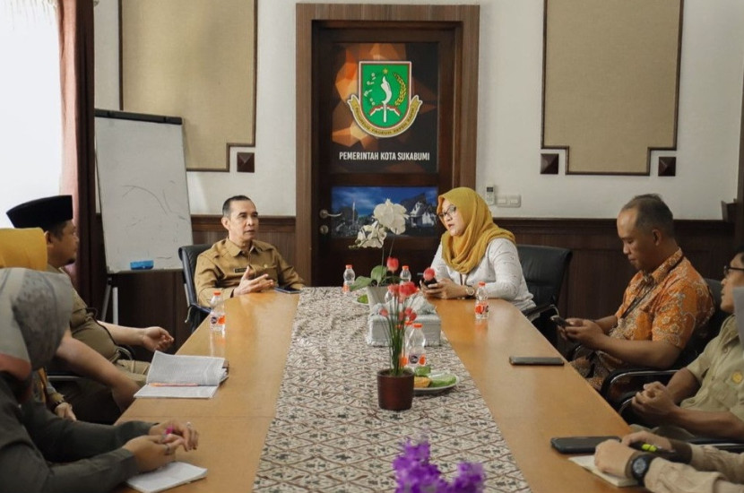 Plh Sekda Kota Sukabumi Hasan Asyari memimpin rapat pembahasan cagar budaya rumah pengasingan Bung Hatta di Balai Kota Sukabumi, Senin (5/8/2024).