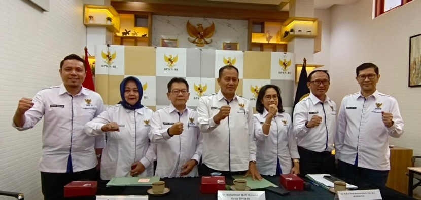 Jajaran BPKN. Ketua BPKN, M Mufti Mubarok (tengah). (Foto: Dok Ruzka Indonesia)