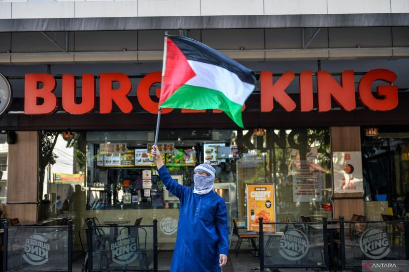 Aksi protes kekerasan Israel terhadap Palestian di depan sebuah gerai milik asing. (Foto: Dok Republika)