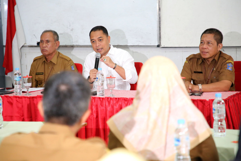 Wali Kota Surabaya Eri Cahyadi (kemeja putih) kumpulkan kepala sekolah SD dan SMP negeri terkait larangan pungutan di sekolah