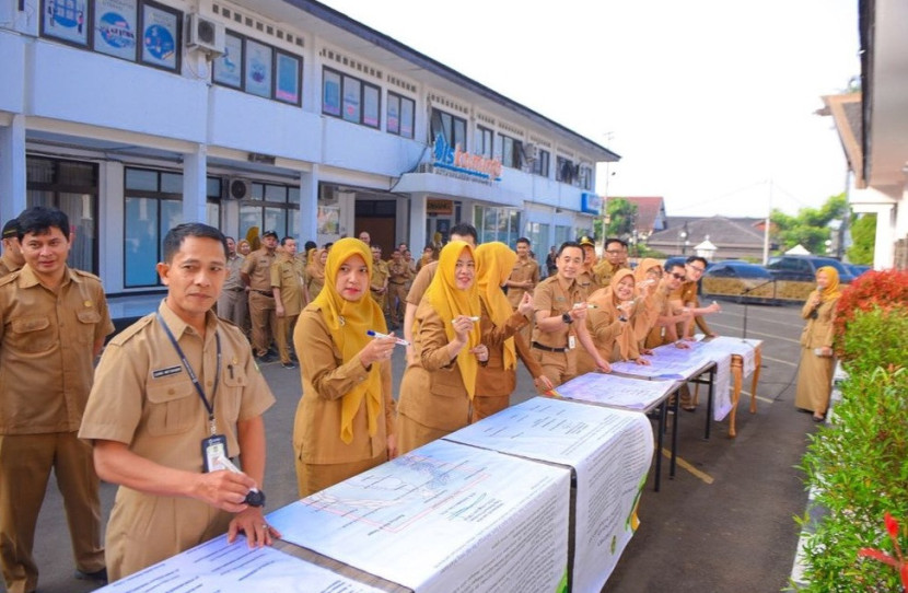 Proses penandatanganan pakta integritas netralitas ASN Pemkot Sukabumi dalam<a href=