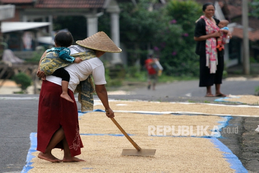 Mengasuh Anak. Menyerahkan pengasuhan anak kepada orang lain dinilai sebagai bentuk abai orang tua kepada anak-anaknya. Sumber:Republika