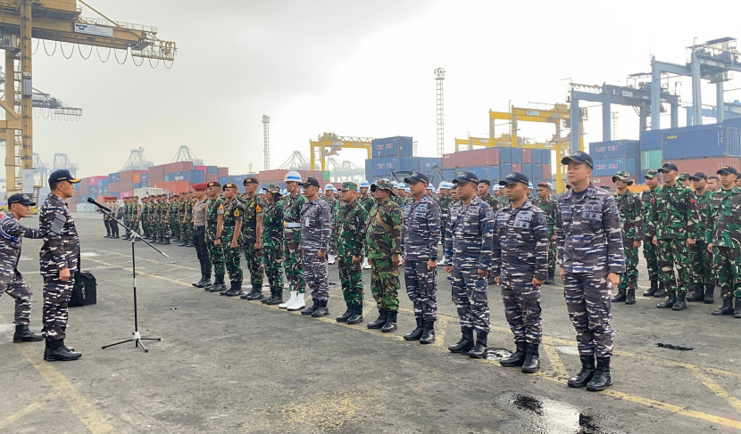 Pasukan TNI tiga matra dan Polri diangkut KRI Banda Aceh-593 (KRI BAC-593) menuju IKN.