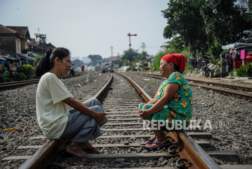 Sejumlah warga Kampung Buaran berjemur di atas rel kereta api di Bekasi, Jawa Barat, Kamis (2/4/2020). Hal tersebut dilakukan warga untuk memperkuat imunitas tubuh. Sumber:Republika