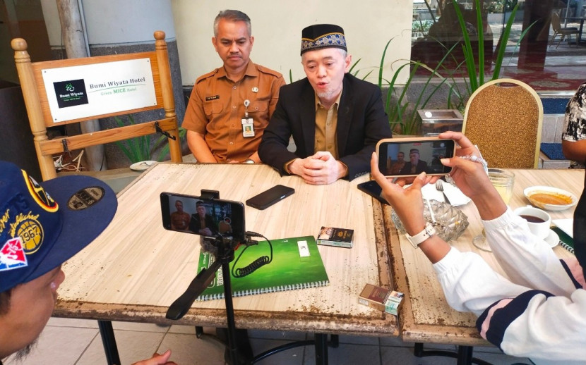 Sekretaris Disdik Kota Depok, Sutarno (kiri) sedang jumpa pers terkait pemberian sanksi terhadap<a href=