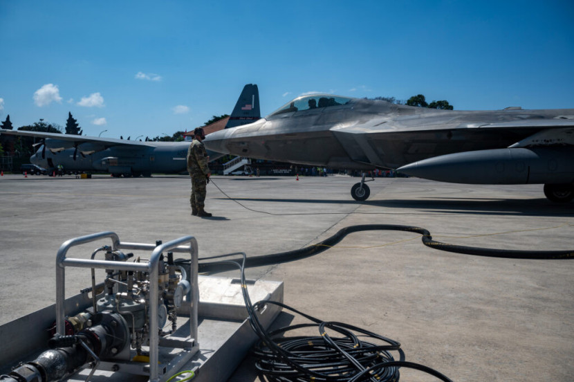 Jet F-22 Raptor berada di Bandara Internasional I Gusti Ngurah Rai, Kabupaten Badung, Bali, Selasa (6/8/2024).