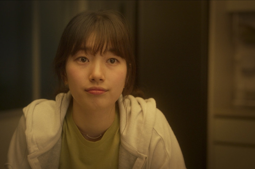 Aktris Bae Suzy dalam film Wonderland. (Netflix)