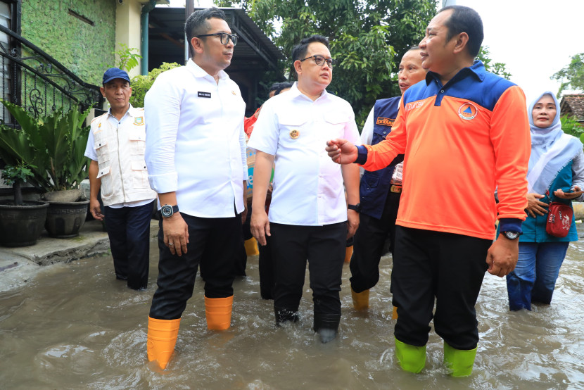 Kalaksa BPBD Jatim, Gatot Soebroto (kanan) saat meninjau lokasi banjir (ilustrasi).