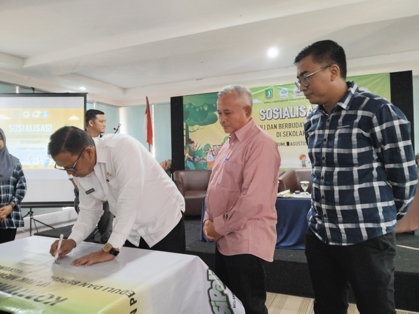 Penandatangan komitmen gerakan peduli lingkungan hidup di sekolah yang digagas DLH Kota Sukabumi di Hotel Fresh, Rabu (7/8/2024).