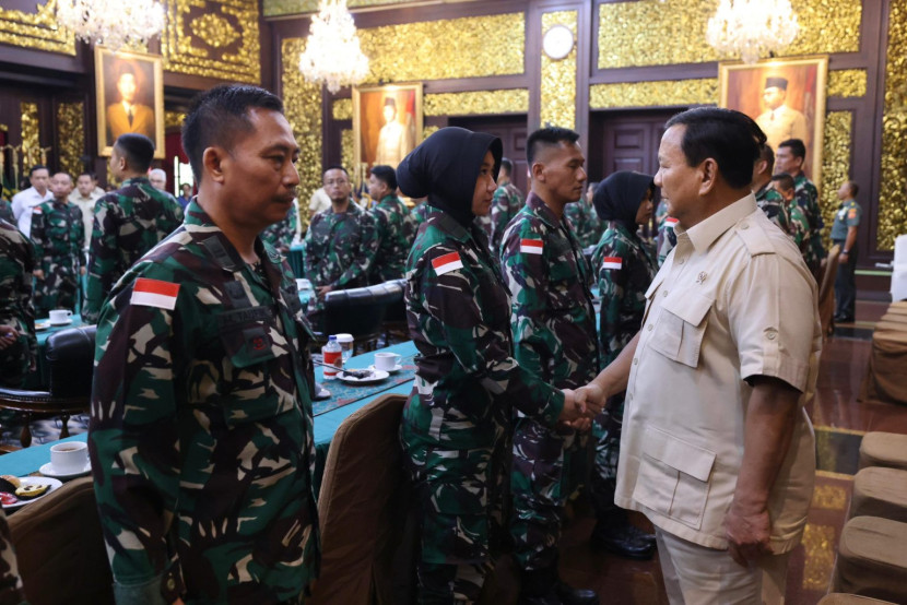 Menhan Prabowo Subianto menyalami tenaga kesehatan (nakes) TNI yang akan berangkat dalam misi kemanusiaan ke Gaza. Sumber: Seputarmiliter.id