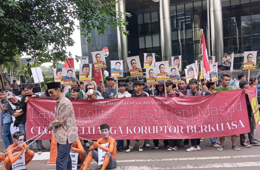 Aksi teaterikal Front Kaltim Menggugat di depan gedung KPK. (Genpop)