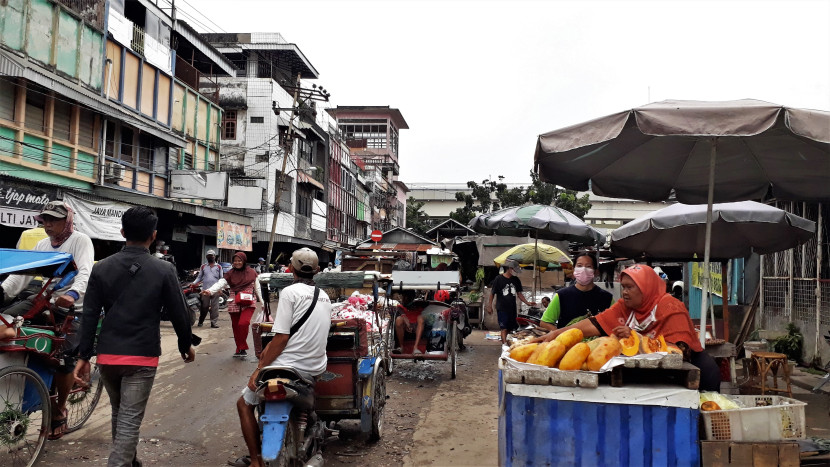 Pedagang eks Pasar Cinde lama pindah ke jalan raya. (Foto: SumatraLink.id/Mursalin Yasland)