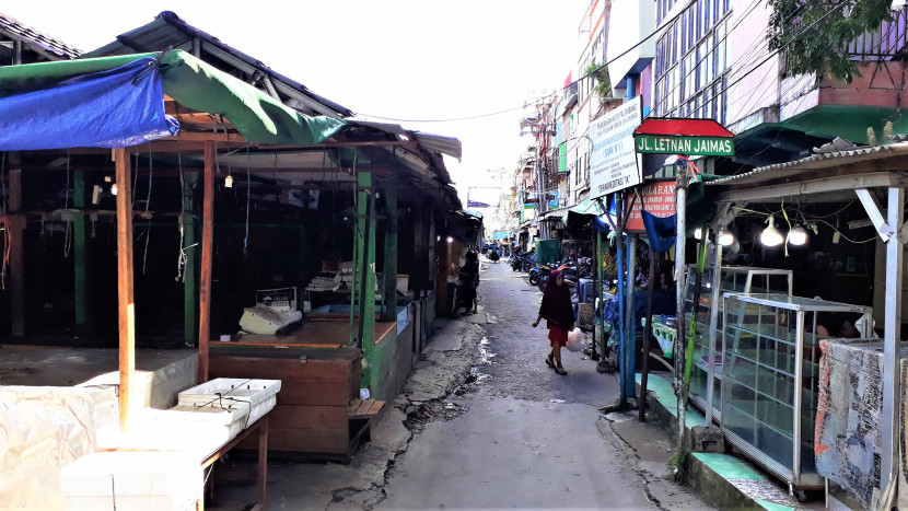 Jalan Letnan Jaimas yang dikenal Lorong Kapten menyempit gara-gara pedagang eks Pasar Cinde tumpah ke jalan raya. (Foto: SumatraLink.id/Mursalin Yasland) 