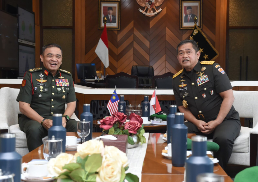 KSAD Jenderal Maruli Simanjuntak bersama Panglima Tentera Darat atau KSAD Malaysia Jenderal Tan Sri Dato’ Wira Muhammad Hafizuddeain Bin Jantan. Sumber: Seputarmiliter.id