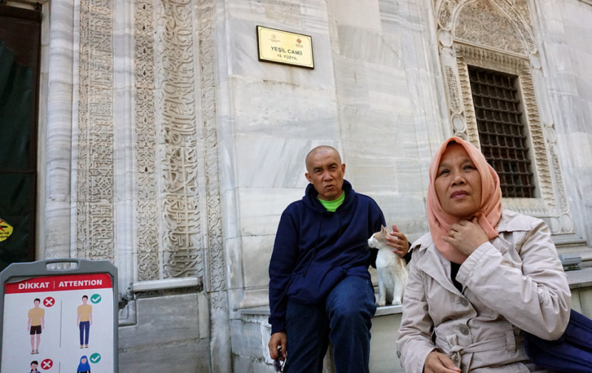 Seokor kucing tiba-tiba datang menghampiri di Masjid atau Yesil Camii di Bursa. (FOTO: Safira Yasmin)