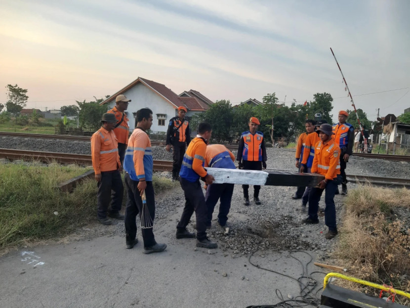 Upaya sterilisasi dan pembersihan dalam mendukung keselamatan perjalanan kereta api terus dilakukan oleh KAI. (Foto: Humas PT KAI)