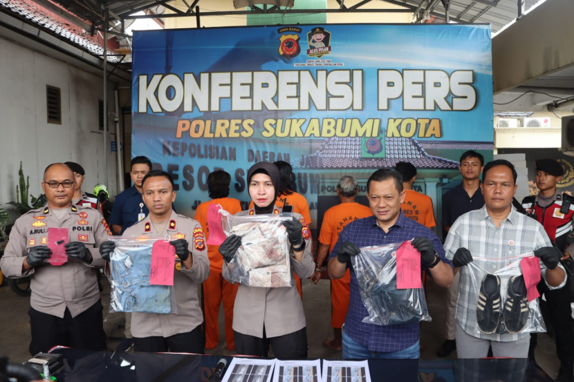 Polres Sukabumi Kota merilis kasus penganiayaan hingga korban meninggal dunia di emperan toko Kota Sukabumi, Kamis (8/8/2024).