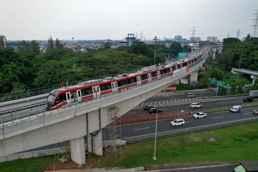 Antusiasme masyarakat dalam menggunakan layanan KA perkotaan terbaru yaitu LRT Jabodebek untuk aktivitas sehari-hari seperti bekerja, sekolah dan lainnya juga sangat tinggi. (Foto: Dok. Humas PT KAI)