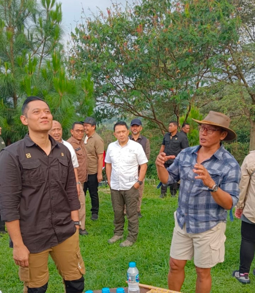 Menteri AHY mendapat penjelasan dari CEO Hopeland Camp, Hendrata Yudha (kanan) mengenai Camping Ground Hopeland, di kaki Gunung Salak, Bogor, Jawa Barat (Jabar). (Foto: Dok Ruzka Republika)