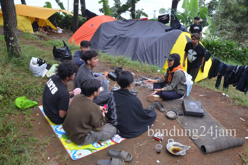 Relawan lingkungan dari PAMOR FPOK UPI memberikan edukasi pada pengunjung saat Kegiatan Bebersih Leuweung etape II di Gunung Putri, Jayagiri Lembang, Kabupaten Bandung Barat (KBB), Jawa Barat, Sabtu (3/8/2024). Foto: Edi Yusuf