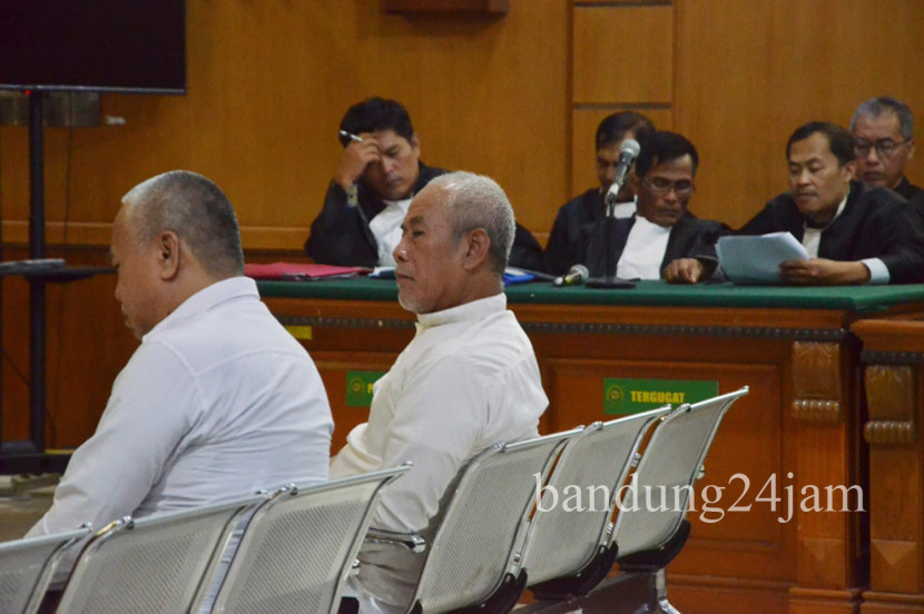 Dua terdakwa kasus sengketa tanah Dago Elos, Heri Hermawan Muller dan Dodi Rustandi Muller menjalani sidang di Pengadilan Negeri (PN) Bandung, Jalan LRE Martadinata, Kota Bandung, Selasa (30/7/2024). Foto: Edi Yusuf