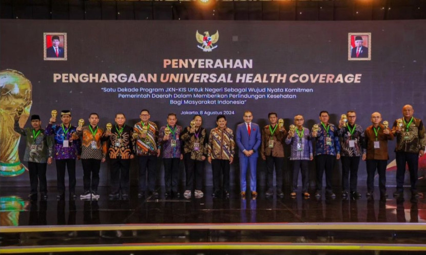 Momen penyerahan UHC Awards 2024 kepada daerah di Indonesia, Kamis (8/8/2024).