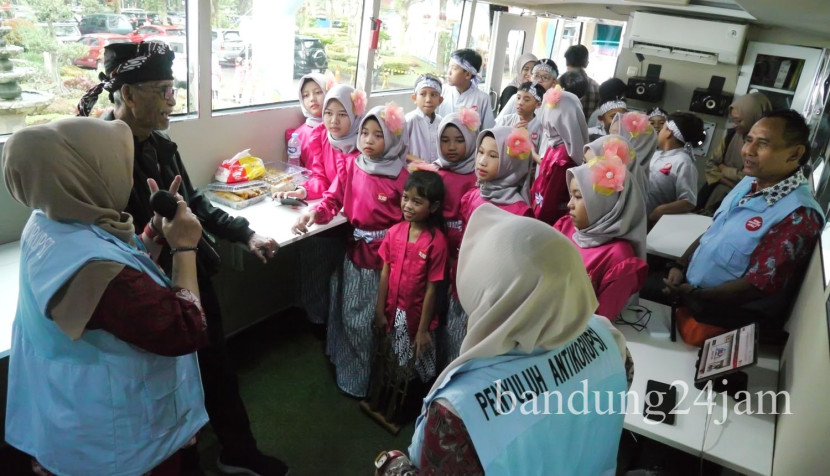 Sosialisasi antikorupsi bersama Penyuluh Antikorupsi di bus KPK saat Roadshow Bus Komisi Pemberantasan Korupsi (KPK), di halaman Gedung Sate, Kota Bandung, Kamis (8/8/2024). Foto: Edi Yusuf