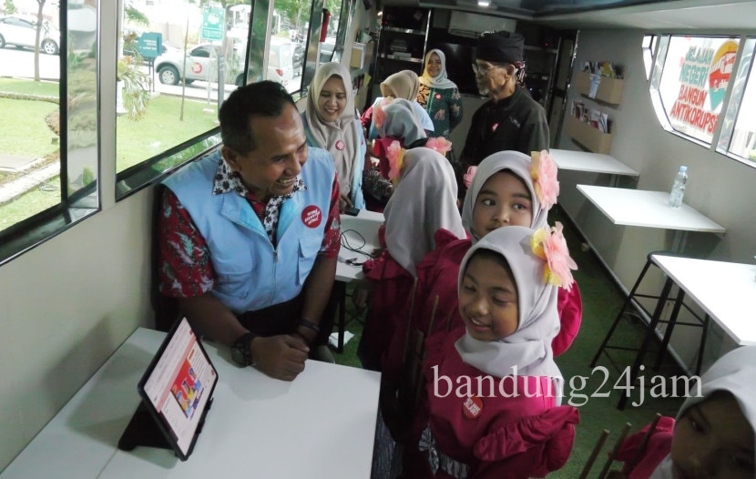 Sosialisasi antikorupsi bersama Penyuluh Antikorupsi di bus KPK saat Roadshow Bus Komisi Pemberantasan Korupsi (KPK), di halaman Gedung Sate, Kota Bandung, Kamis (8/8/2024). Foto: Edi Yusuf