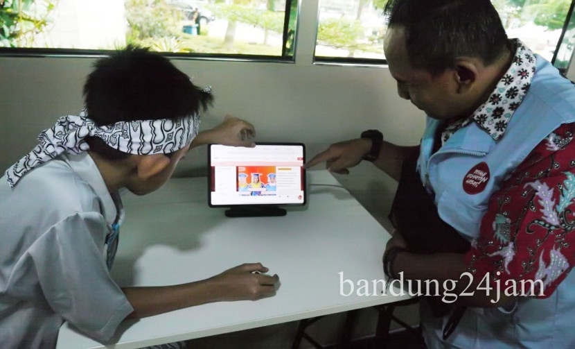 Sosialisasi antikorupsi bersama Penyuluh Antikorupsi di bus KPK saat Roadshow Bus Komisi Pemberantasan Korupsi (KPK), di halaman Gedung Sate, Kota Bandung, Kamis (8/8/2024). Foto: Edi Yusuf