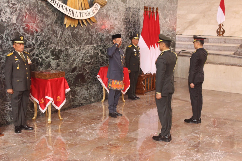 Penjabat (Pj) Gubernur DKI Jakarta sekaligus Kepala Sekretariat Kepresidenan, Heru Budi Hartono mengikuti gladi kirab Bendera Merah Putih dan Teks Proklamasi di Jakarta, Kamis (8/8/2024). Pemerintah menggelar gladi resik kirab Bendera Merah Putih dan Teks Proklamasi dari Jakarta menuju Ibu Kota Negara (IKN), sebagai persiapan untuk menyambut Hari Ulang Tahun (HUT) ke-79 Republik Indonesia (RI). (Foto: Setmil/RI)