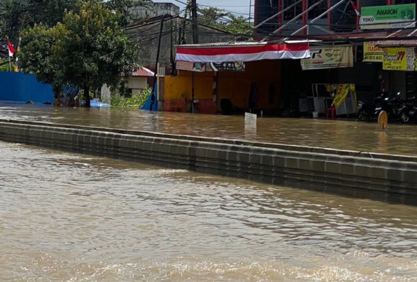 Warga Balikpapan mengeluhkan banjir yang semakin parah. 