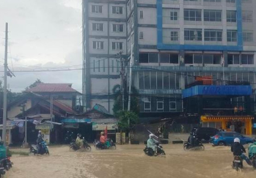 Banjir depan RS SIloam Balikpapan. 