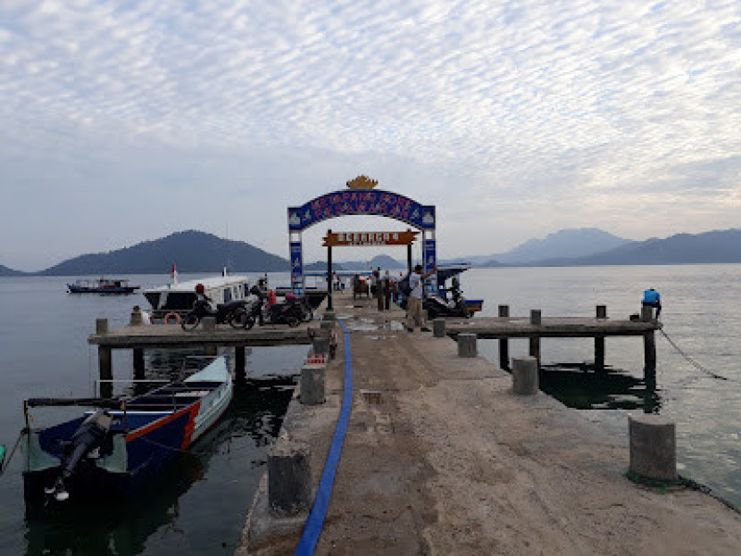 Kapal motor di Dermaga Ketapang, Kabupaten Pesawaran, Lampung,  siap mengantar pengunjung ke Pulau Pahawang. (Foto: SumatraLink.id/Mursalin Yasland)