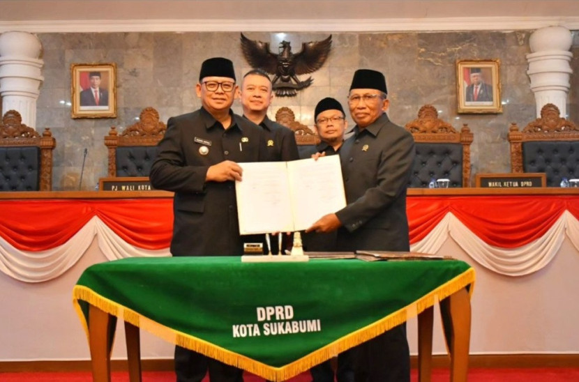 Pengesahan raperda pengarusutamaan gender di rapat paripurna DPRD Kota Sukabumi, Kamis (8/8/2024) malam.