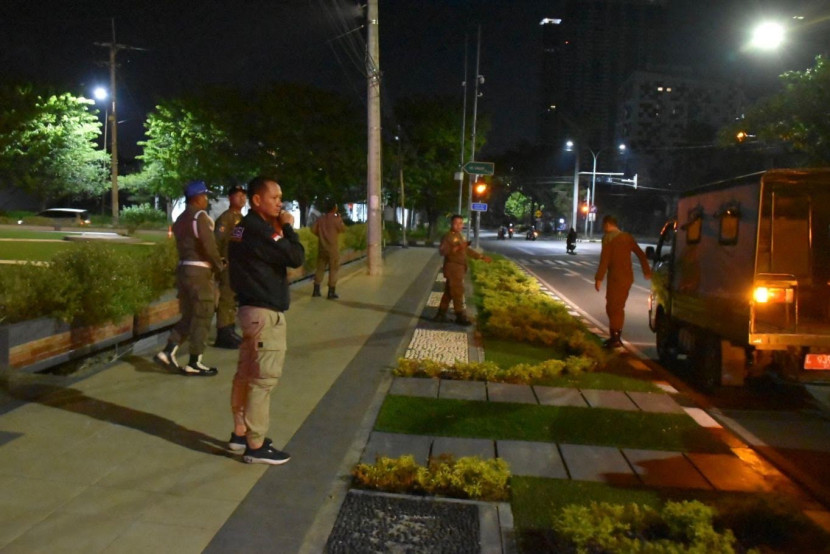 Satpol PP Surabaya melaksanakan Patroli Asuhan Rembulan di Jalan Pandegiling Barat, Surabaya, Jumat (9/8/2024). 