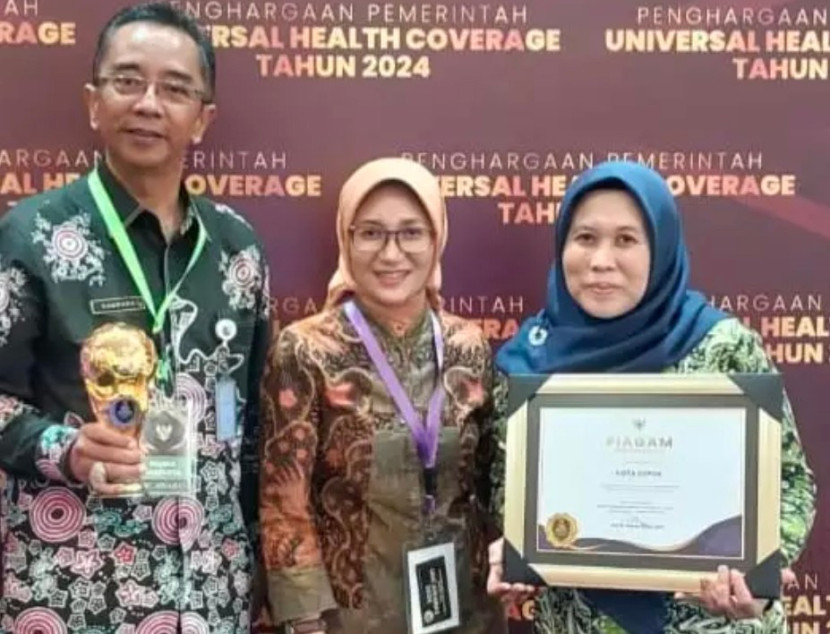 Asisten Pemerintahan dan Kesejahteraan Rakyat (Aspemkesra) pada Sekretariat Daerah (Setda) Kota Depok, Gandara Budiana (kanan) usia menerima penghargaan UHC Awards 2024. (Foto: Dok Ruzka Indonesia)