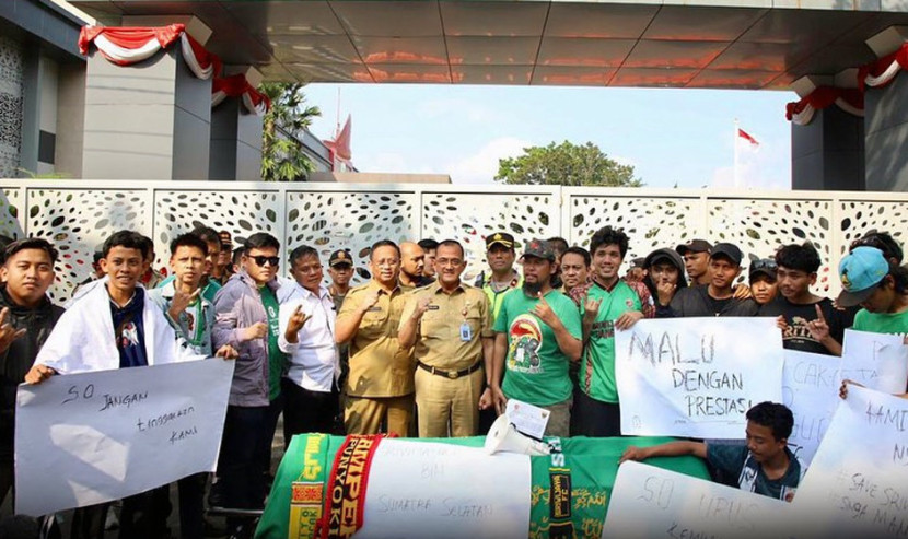 Unjuk rasa suporter Sriwijaya FC ke kantor Gubernur Sumsel dengan mengusung keranda mayat. (FOTO: Humas Pemprov Sumsel)