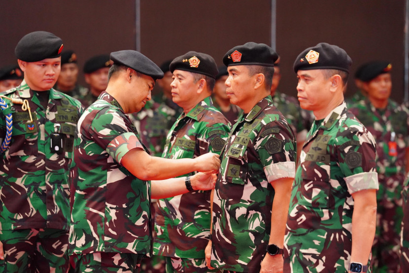 Kasum TNI Letjen Bambang Ismawan menyematkan pin kepada Kapuspen TNI Brigjen Hariyanto. Sumber: Seputarmiliter.id